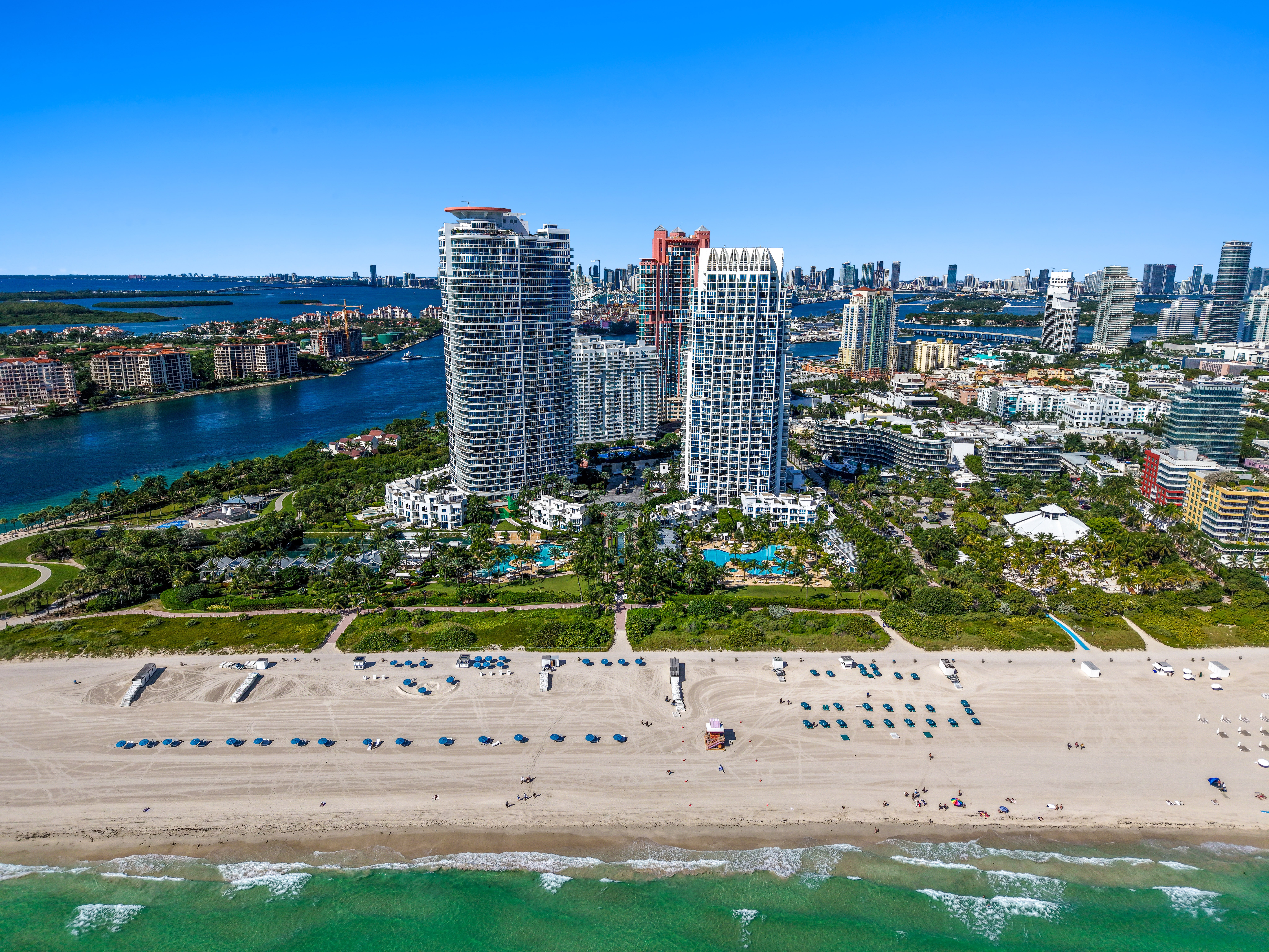 Aerial view of South of Fifth neighborhood Miami Beach — Continuum South Beach condos at the tip of the peninsula, Government Cut and Biscayne Bay